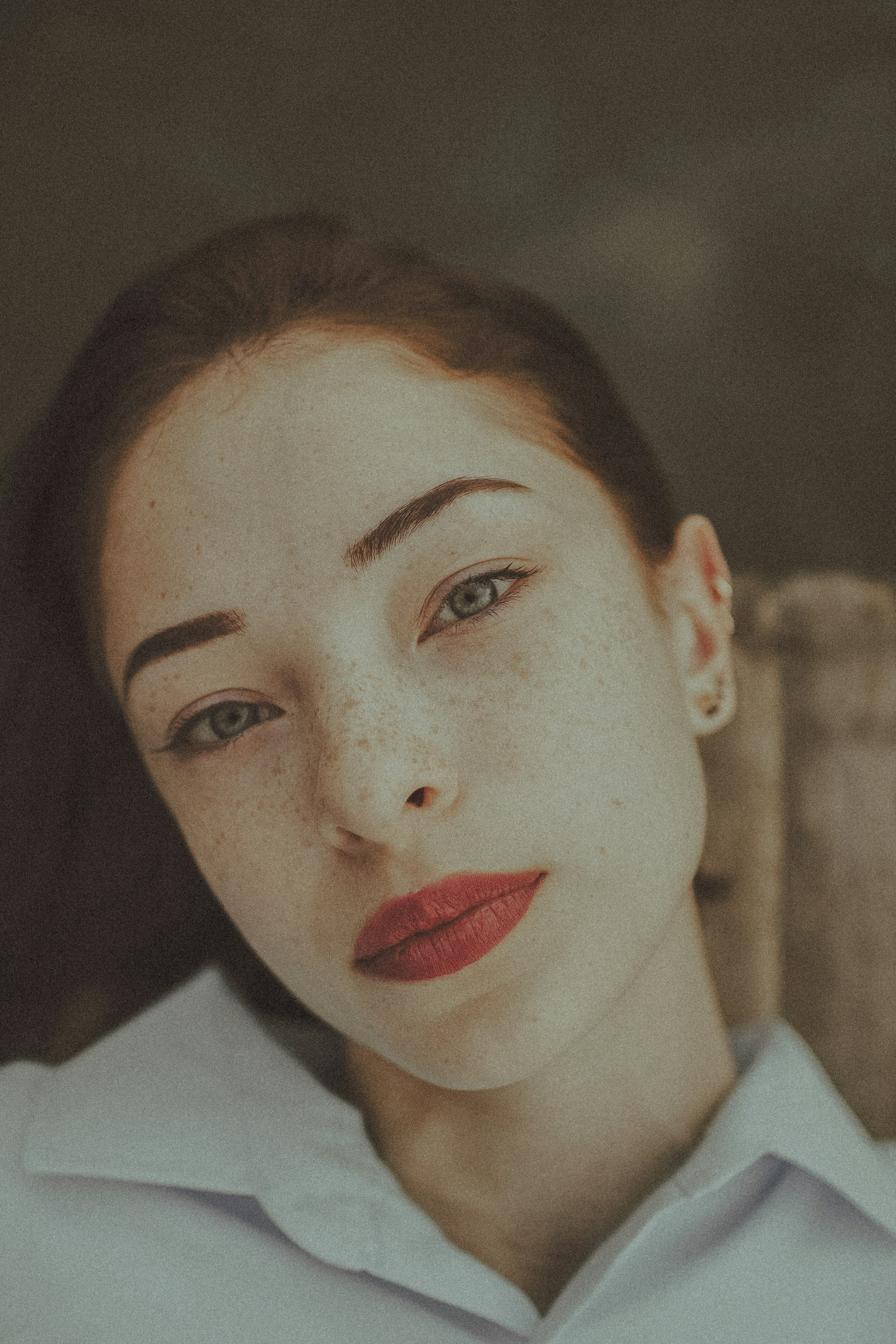 map[class:max-w-full object-cover object-center src:images/girl.png]